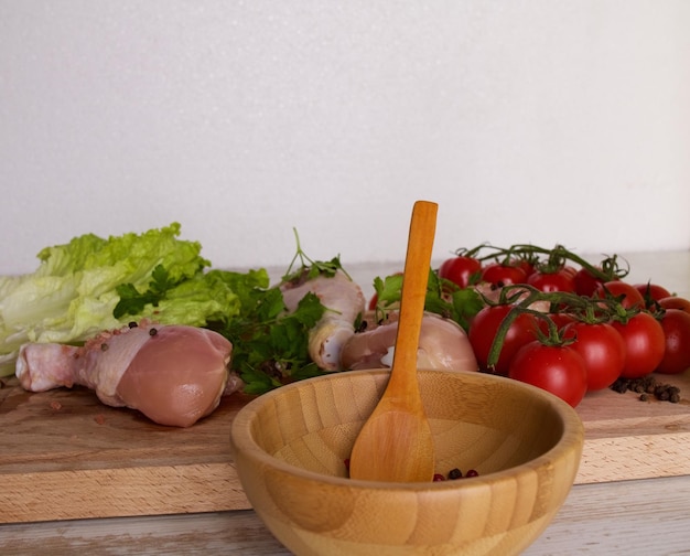 Miska čerstvých surovín na lavici